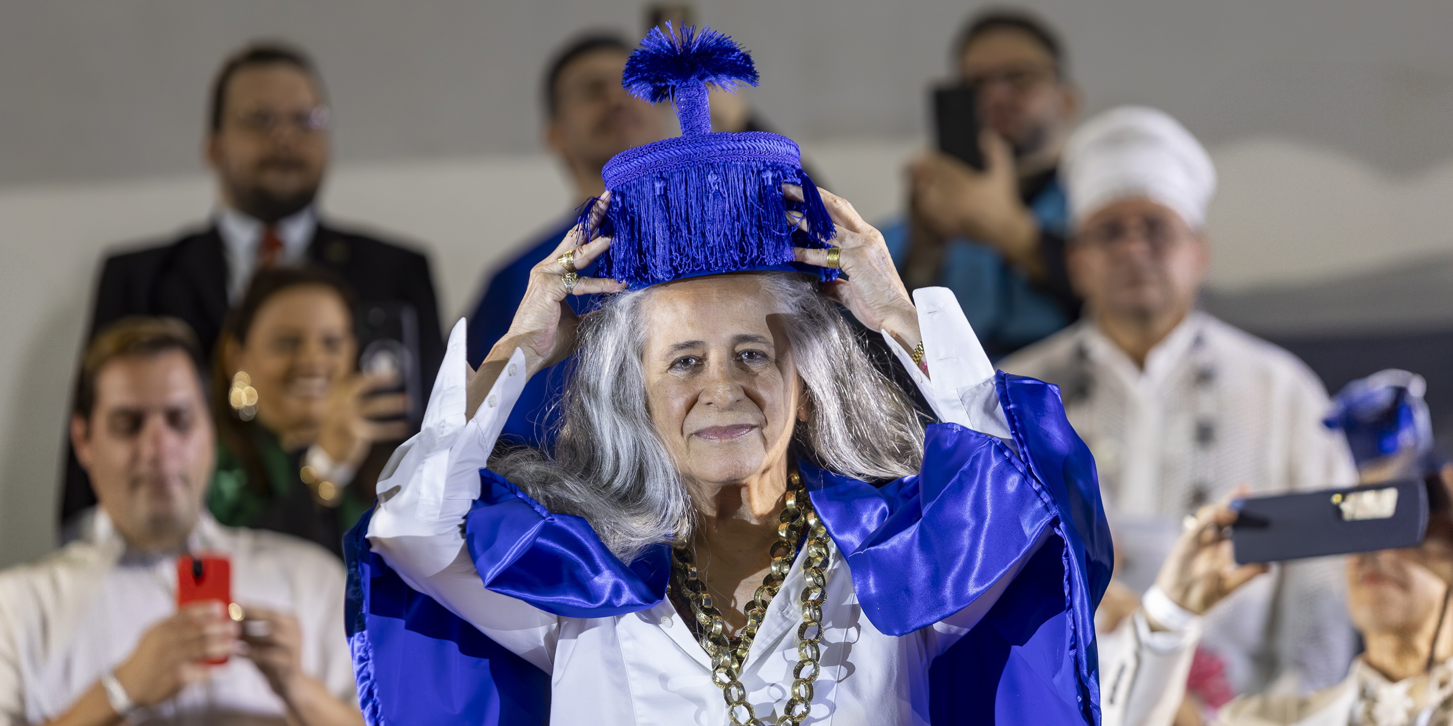 A cantora Maria Bethânia, em vestes talares, na cerimônia em que recebeu o título de Doutora Honoris Causa da UFC, na Concha Acústica da Reitoria